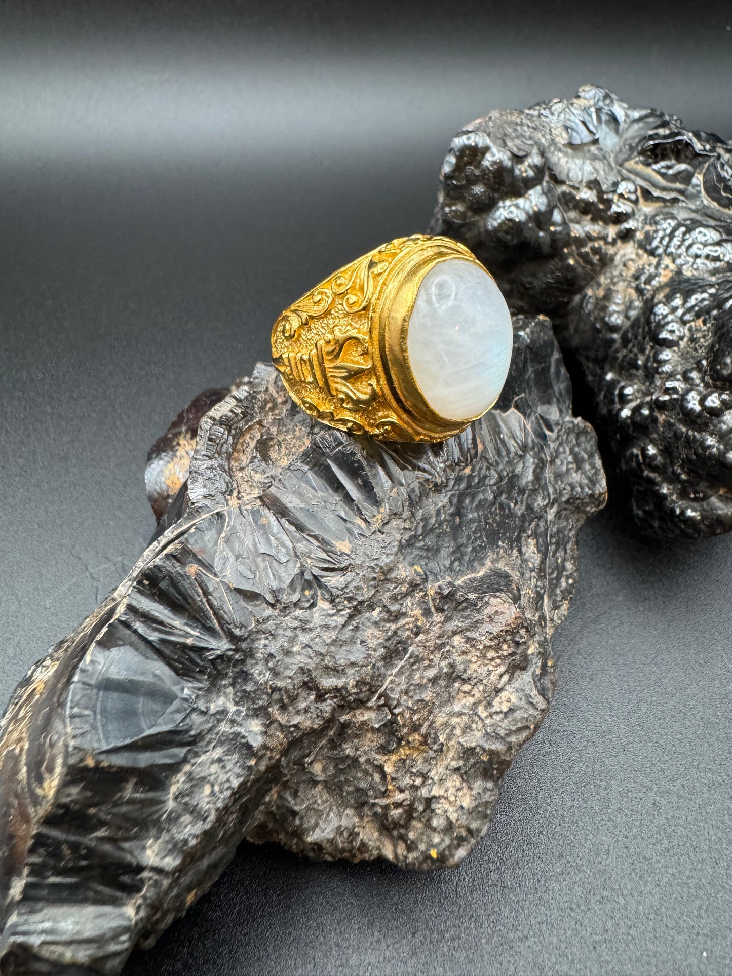 Anello in Argento Placcato Oro con Pietra di Luna