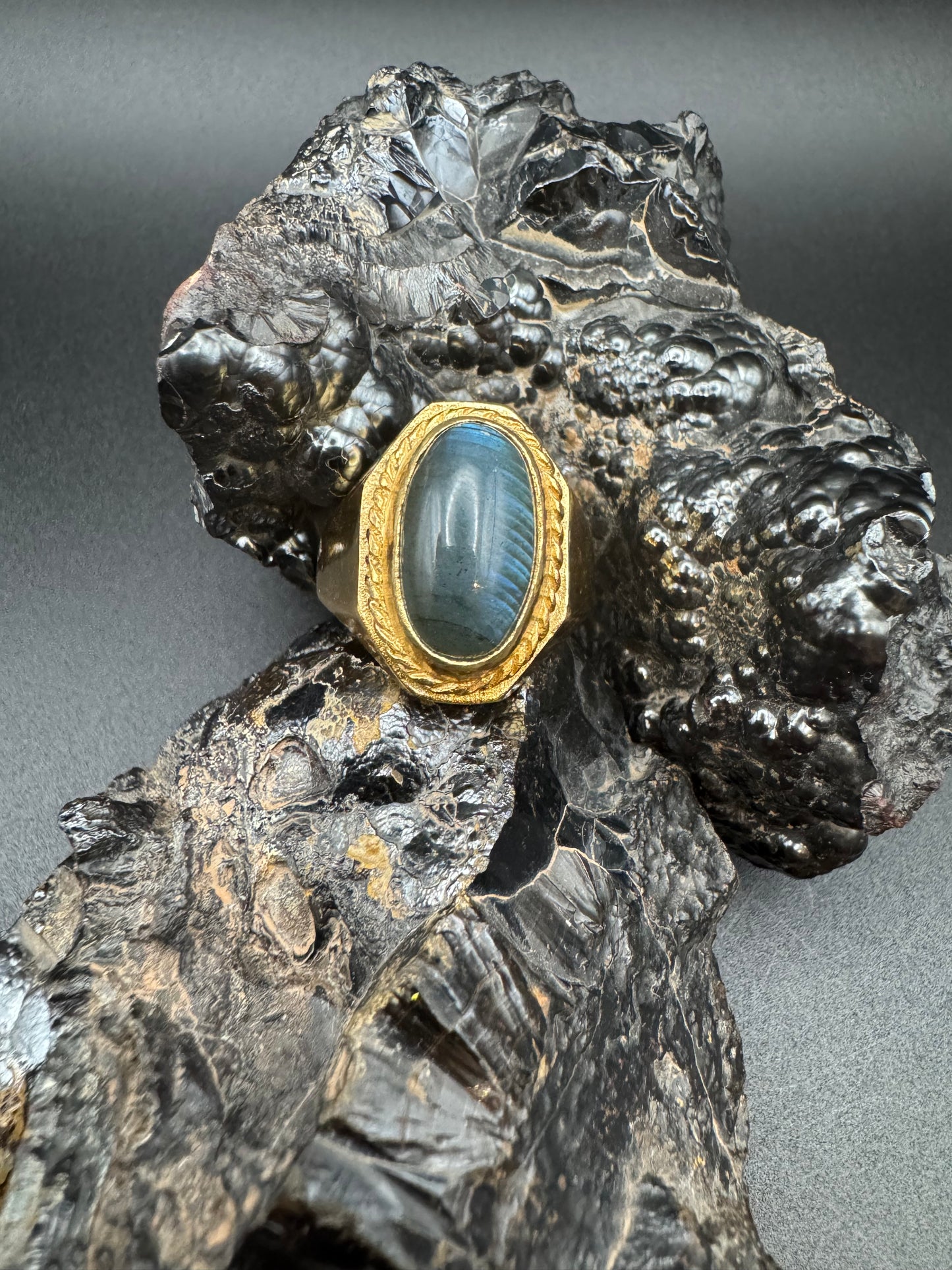Anello in Argento Placcato Oro con Labradorite