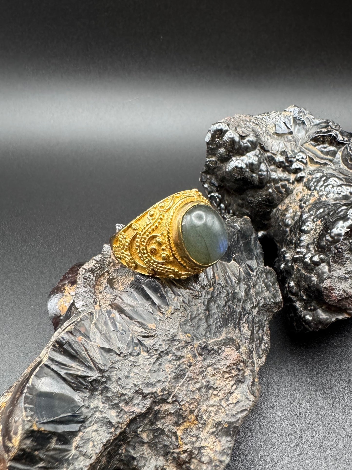 Anello in Argento Placcato Oro con Labradorite