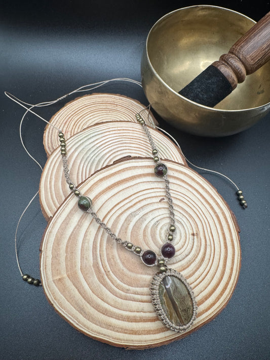 Collana in Macramè con Diaspro Verde, Granato e Diaspro Sangue di Drago