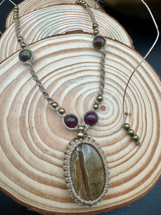 Collana in Macramè con Diaspro Verde, Granato e Diaspro Sangue di Drago