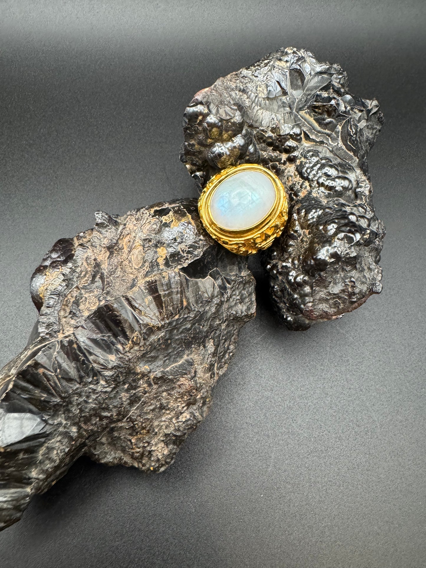 Anello in Argento Placcato Oro con Pietra di Luna