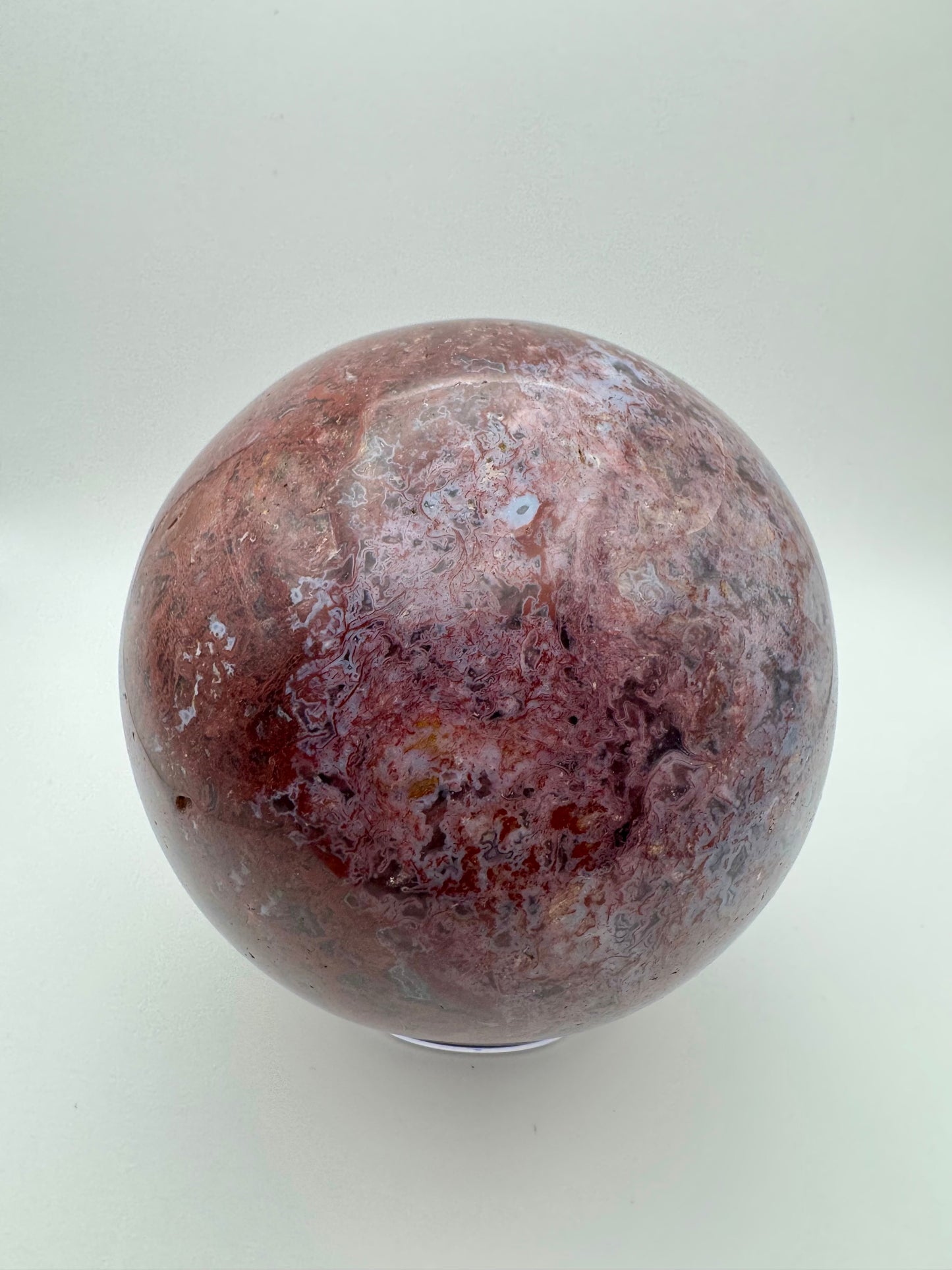 Sfera di diaspro rosso brecciato