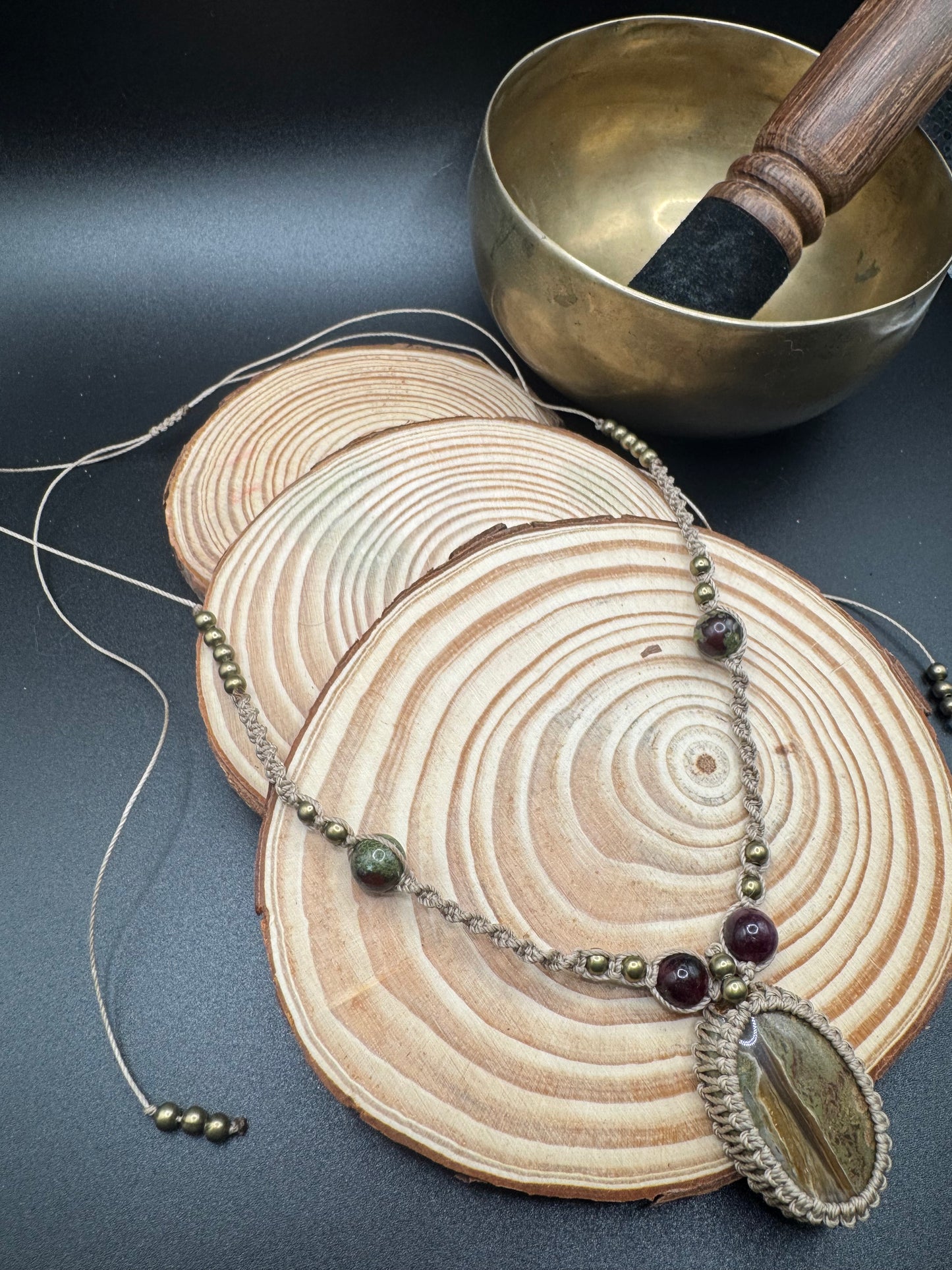 Collana in Macramè con Diaspro Verde, Granato e Diaspro Sangue di Drago